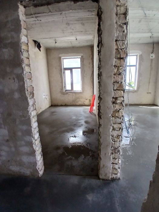 Uy sotiladi 3chi qavatda 2 xonalik karopka xolatida narxi kelishiladi