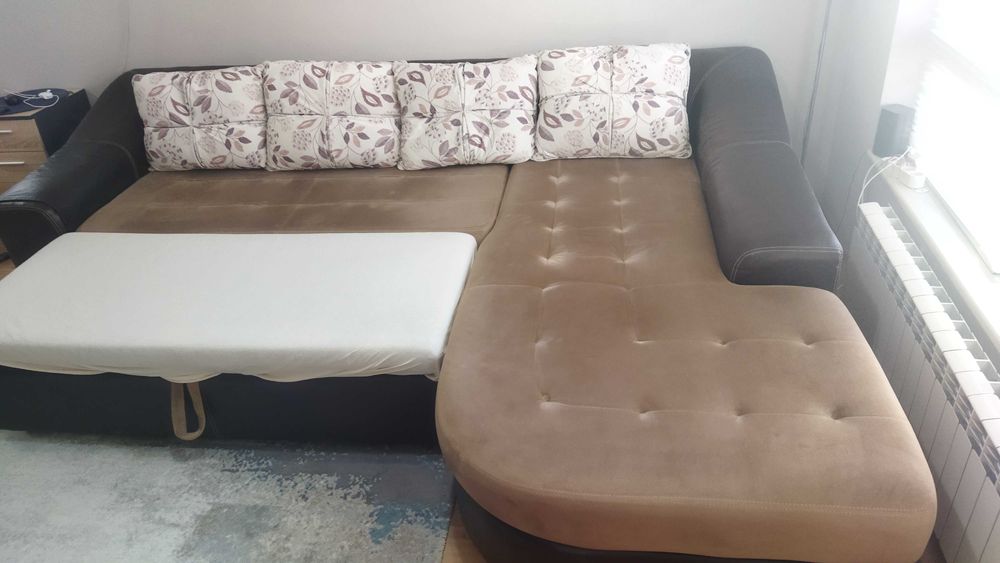 Ьглов диван с лежанка и функция за спане.