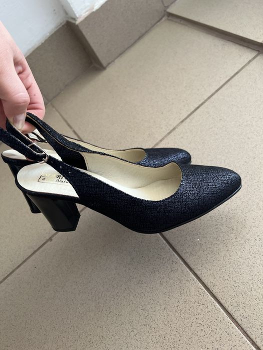 Pantofi cu toc, din piere
