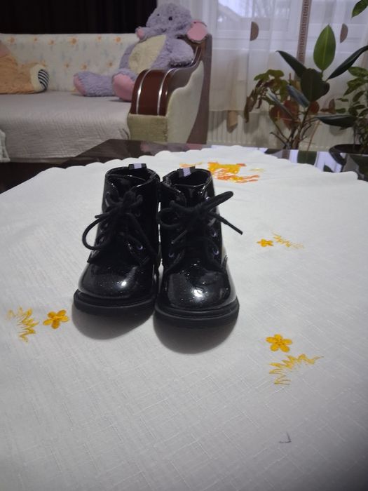 Vand ghetuțe pentru bebeluși