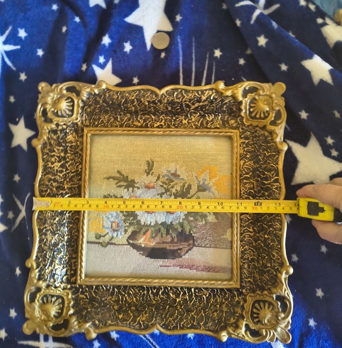 Goblen margarete, rama baroc, geam de sticla, agatatoare pe verso