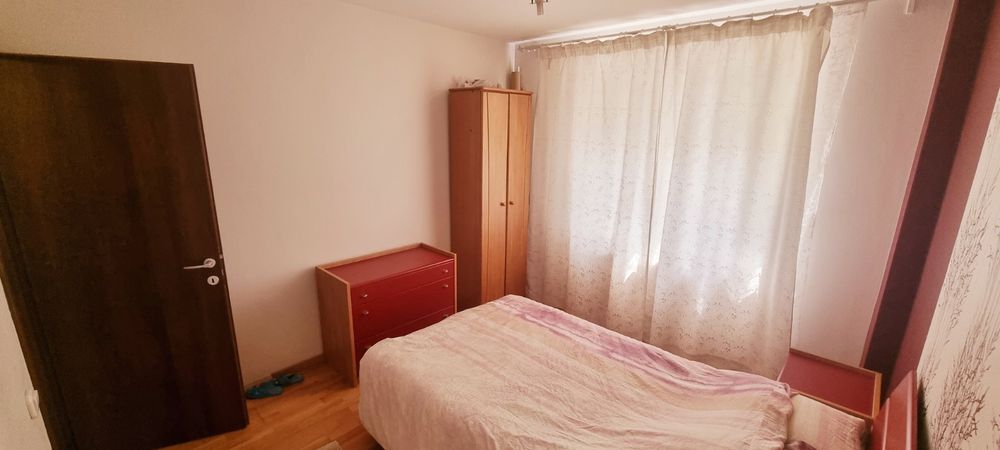 Vând mobilier dormitor cu pat, noptiere, dulap îngust 2 uși, somiera