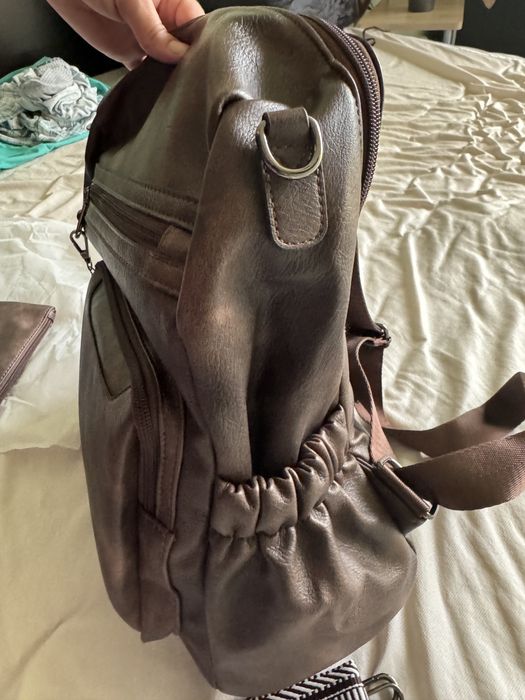 Дамска кожена раница с много джобове