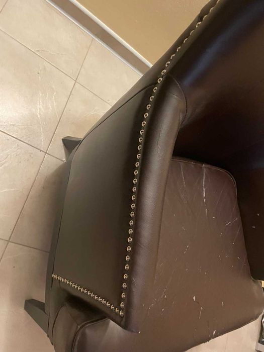 2 броя кожени столове