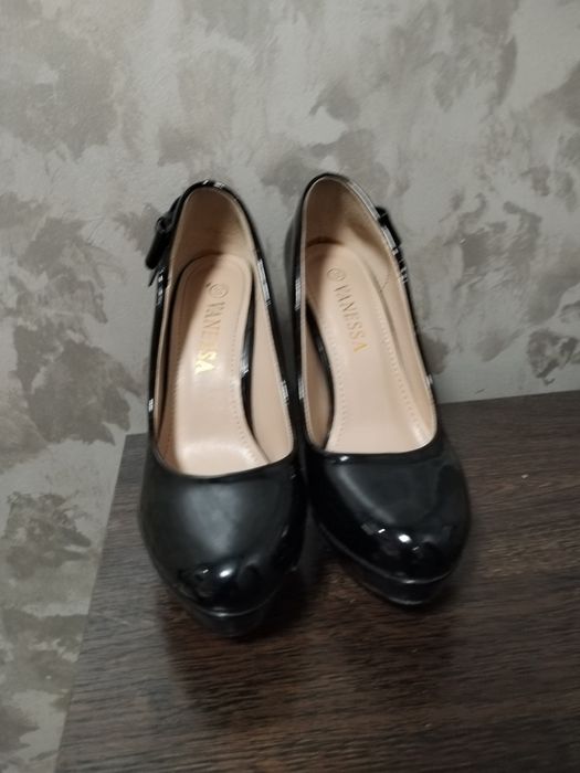 Каблук сотилади. 35 размер