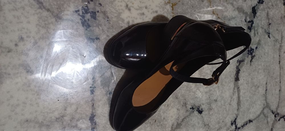 Туфли на девочку и сланцы