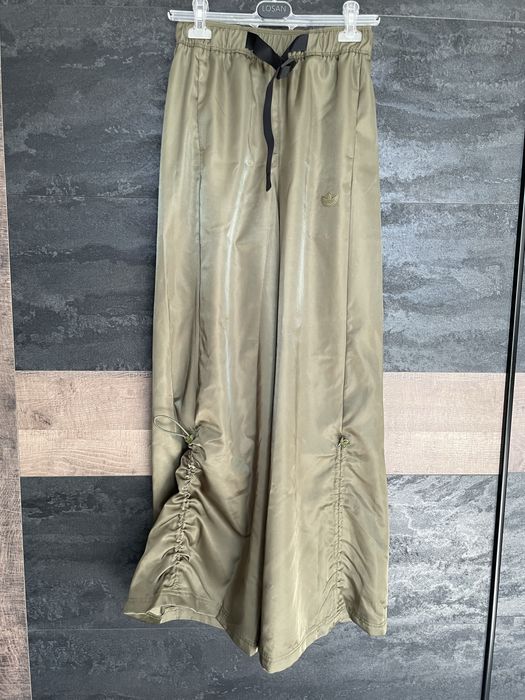 Adidas originals pantaloni evazati culoarea Olive
