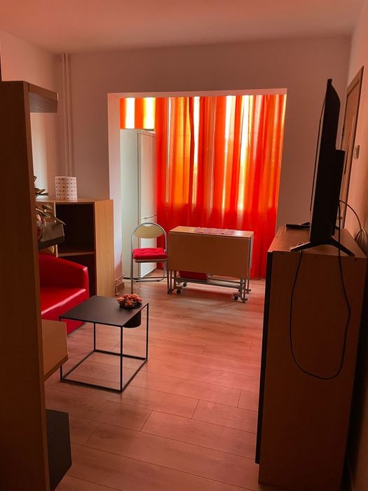 Închiriez garsoniera confort 1