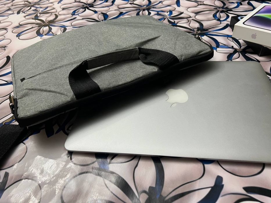 Macbook air2015 corei5 ram 4gb store 128gb. Cycle 295