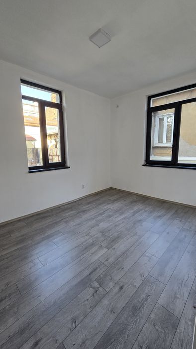 Продава къща на ул. Пиротска , пешеходната зона.