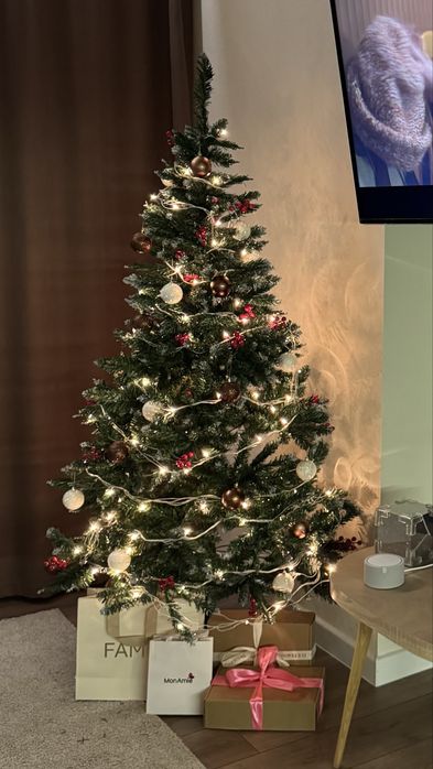 Елка с игрушками