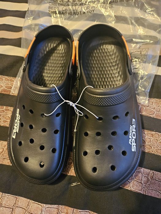Мъжки чехли като CROCS