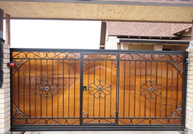 Ворота с поликарбонатом и ковкой фото Ворота с поликарбонатом и ковкой фото