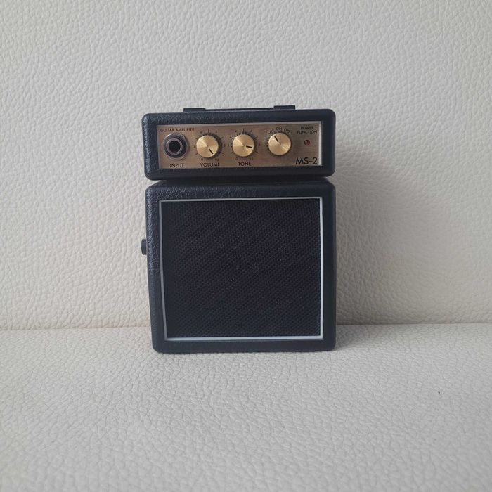 Малък усиливател за електрическа китара.