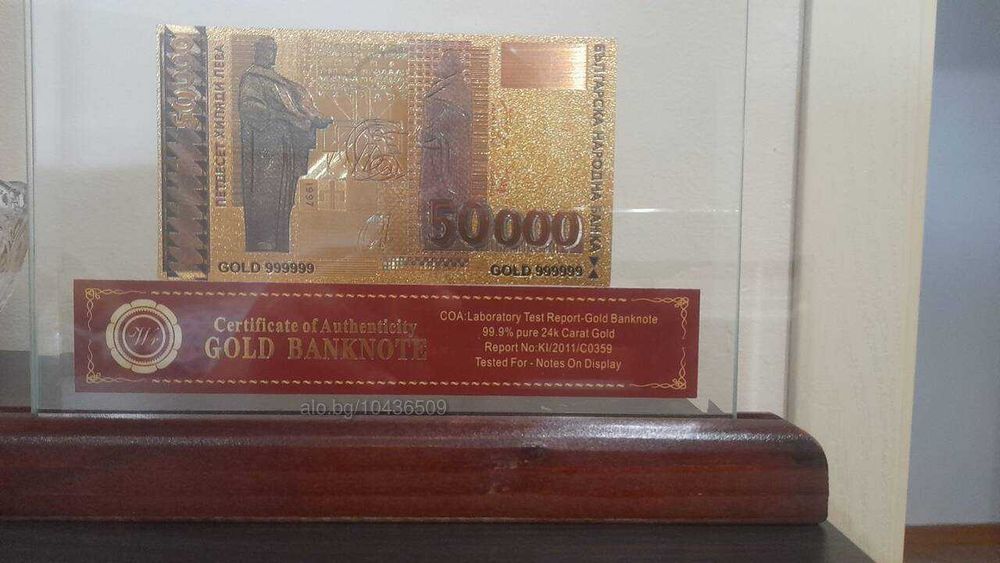 Сувенири в стъклена поставка