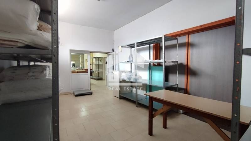 Сграда с разработен бизнес в гр. Банско