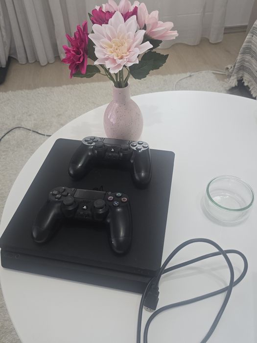 Ps4 slim 1tb+ 2 manete+ 2 jocuri