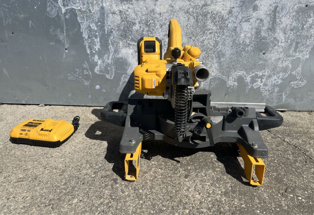 Fierastrau circular cu acumulator Dewalt DCS777 54V 12Ah