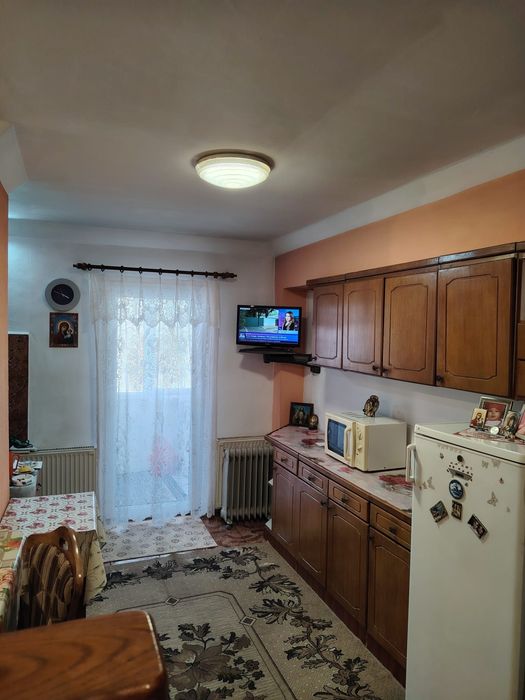 Vând apartament 3 camere  Râșnov