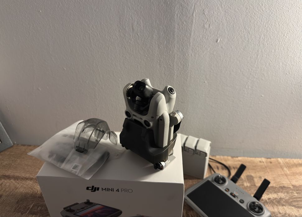 DJI Mini 4 Pro Fly More Combo + DJI RC 2 | 3 baterii | Geantă