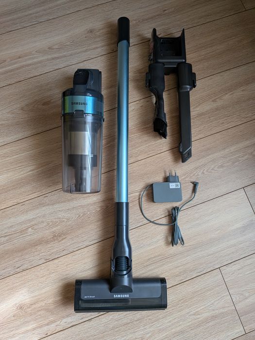 Vând aspirator vertical cu acumulator Samsung Jet 60