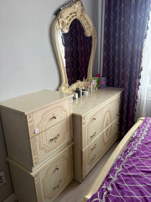 Продам кровать, комод и тумбочки