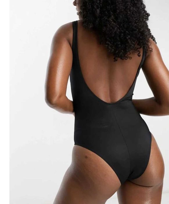 Черен цял бански, интересен модел