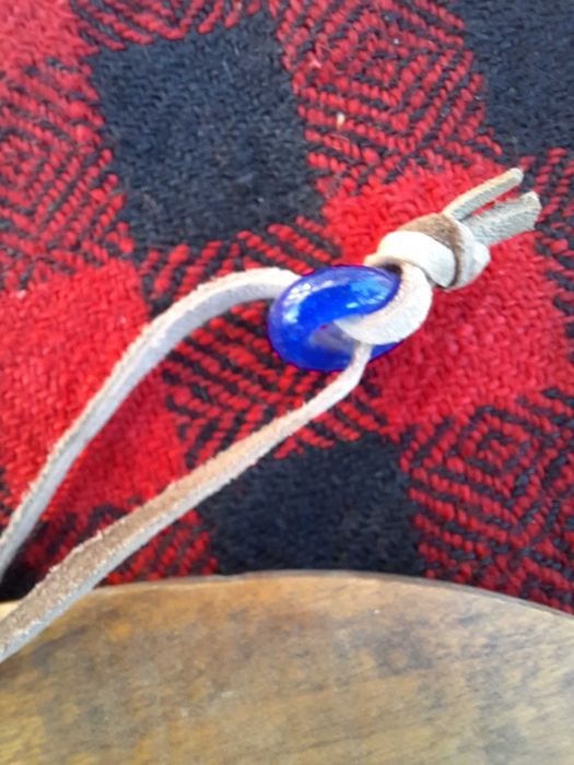 Ръчно изработена кукерска маска от орех за окачване