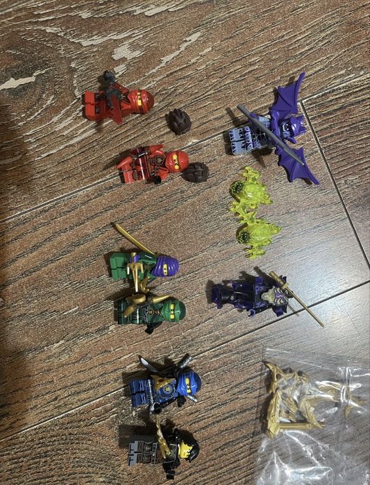 3 minifigurine si 2 seturi Lego