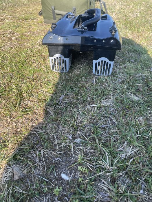 Лодка за захранка и теглене на въдици