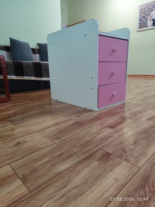 Тумбочка с выдвижными ящиками