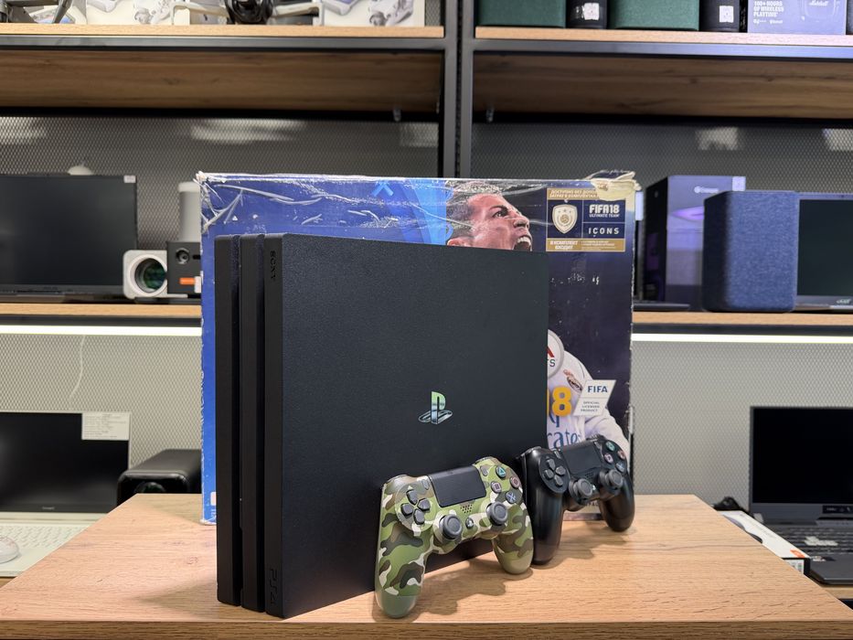 Sony PlayStation 4 Pro, 1 TB, 13.04 версия,2 джойстика,есть игры,1911/
