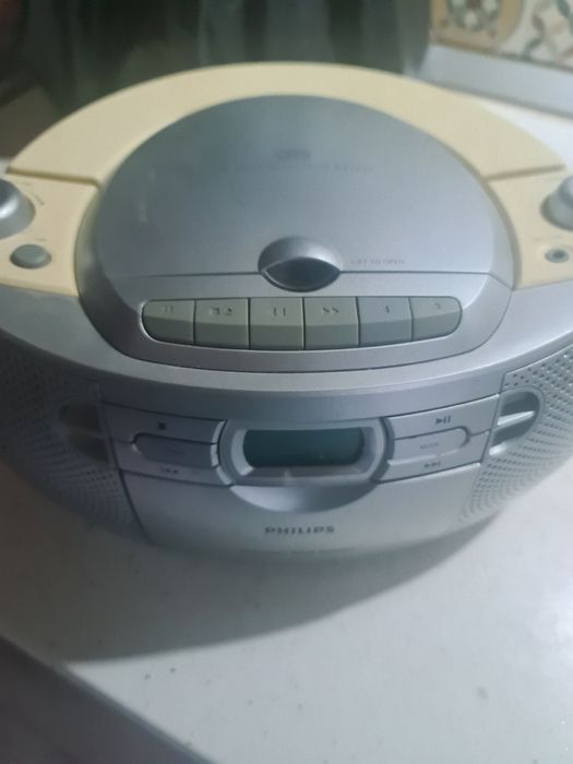 Vând 2 radio unu este cu caseta și tidi cel negru este doar radio