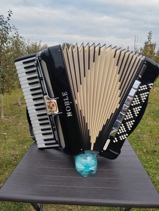 Vând Acordeon italian Noble, 120 basi
