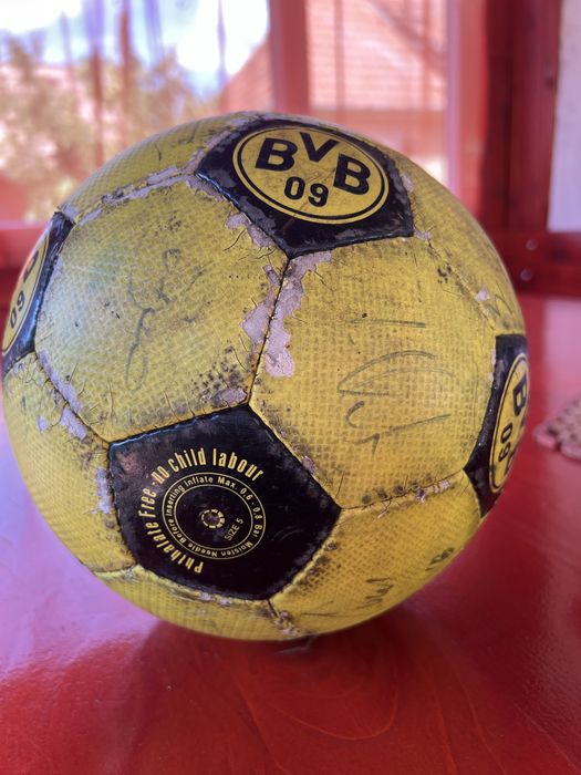 Minge de fotbal cu semnăturile jucătorilor