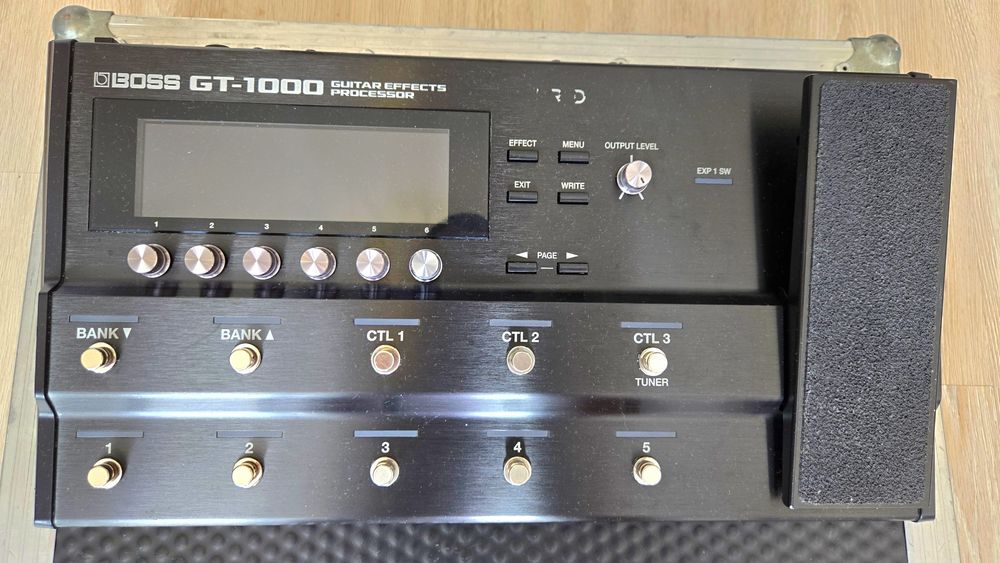 Продавам BOSS GT 1000  и кейс
