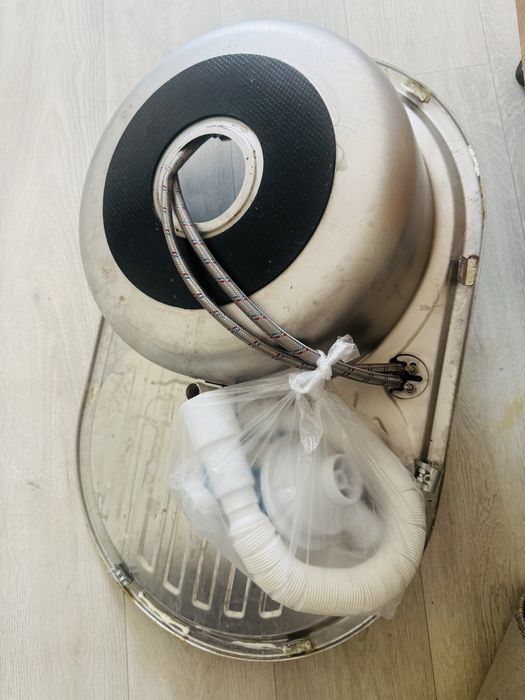 Продам Раковину  со смесителем