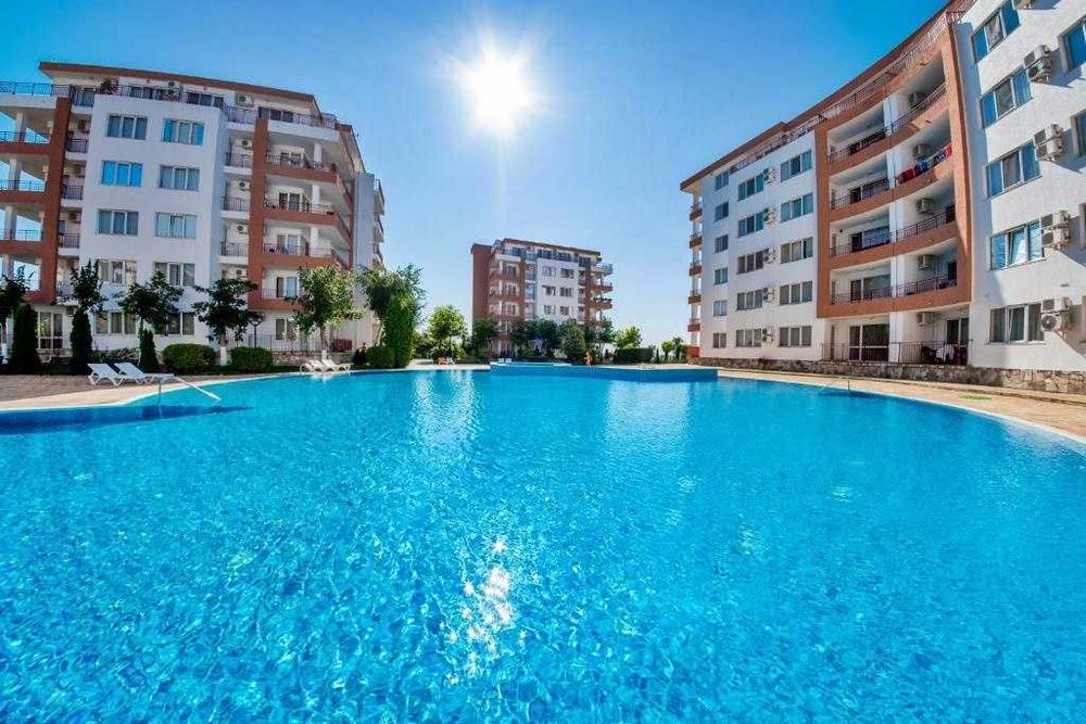 Просторен тристаен апартамент с гледка море, Първа линия