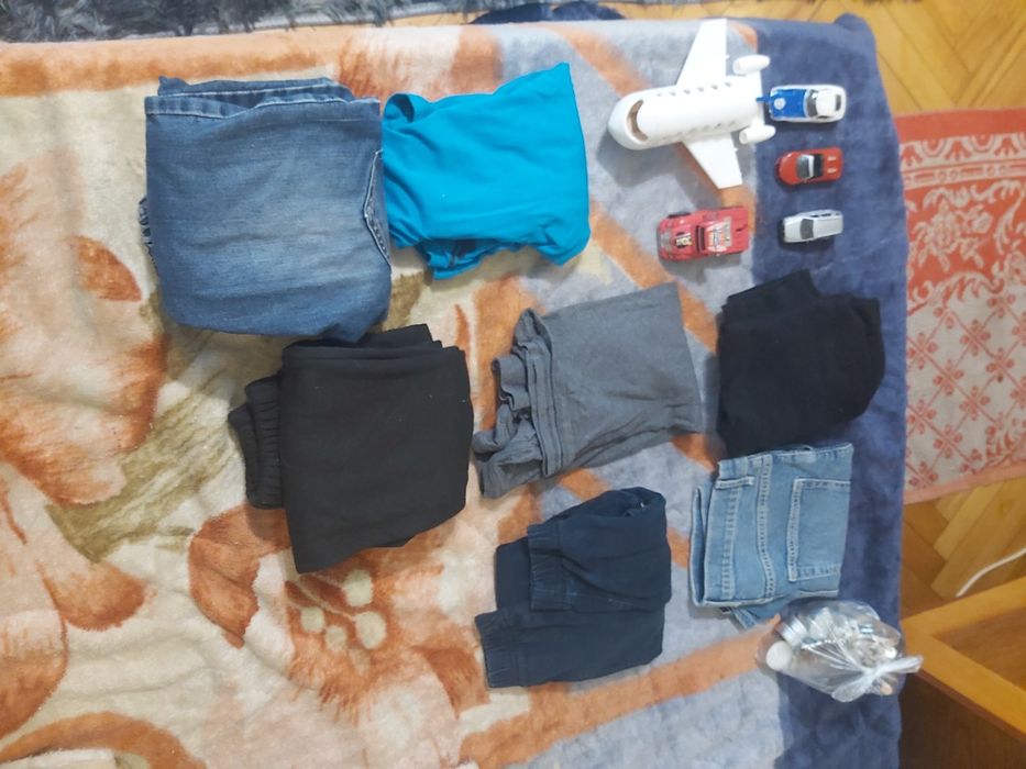 Donez haine și jucării ptr băiețel de 8-10 ani