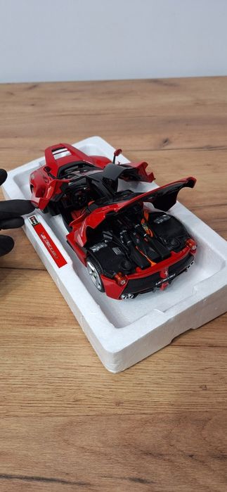 Machete bburago 1/18