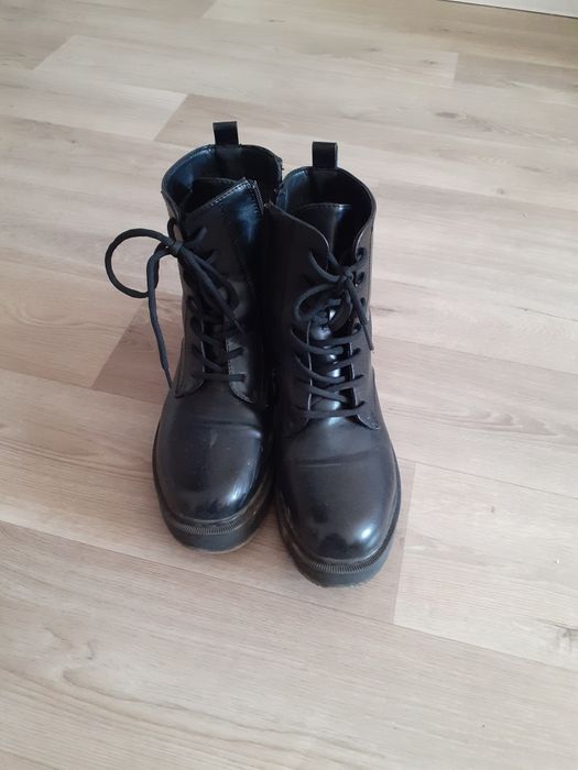 Продам ботинки 39 размер.