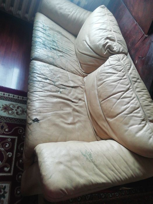 Кожаный диван с 2 креслами