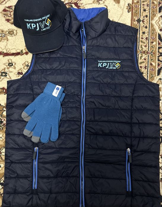 Продам жилетку,кепку,перчатки