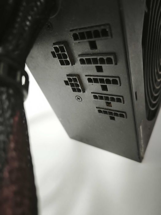 Sursa Corsair CMPSU 520HX fara cabluri modulara