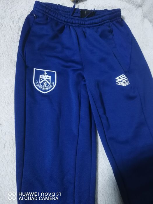 Pantaloni trening Umbro FC Burnley. Măsură 134cm.