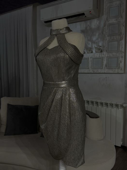 Елегантна вечерна рокля в металически златист нюанс