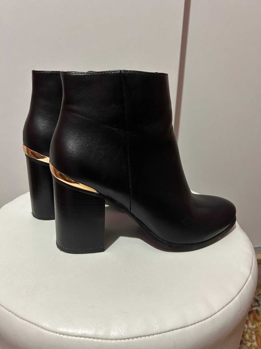 Обувки,слагани няколко пъти,напълно запазени 37,38 номер