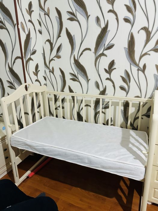 Детская деревянная кровать.