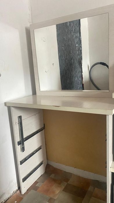 Продам тумбочку и зеркала