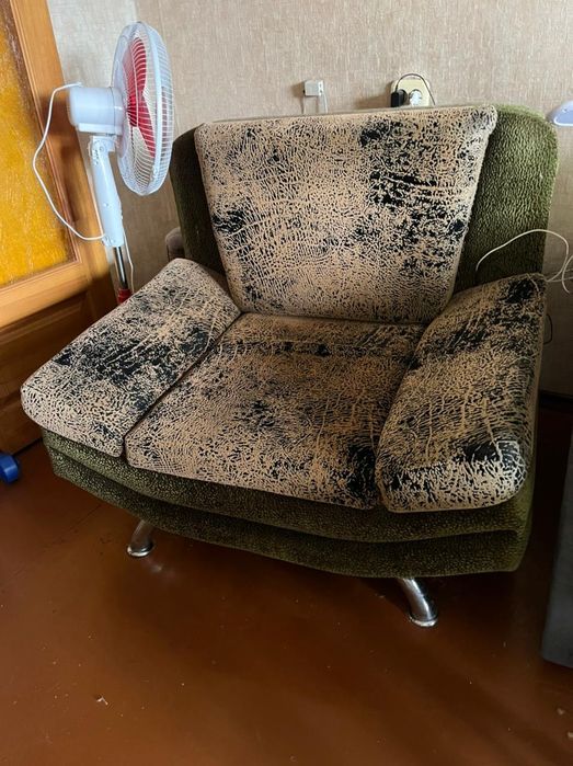 Просторное кресло на ножках